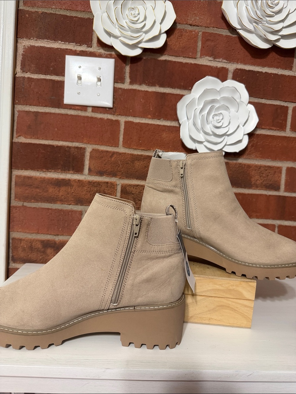 Universal Thread Beige Suede Lug Sole Chelsea Booties 12wide - Picture 5 of 7